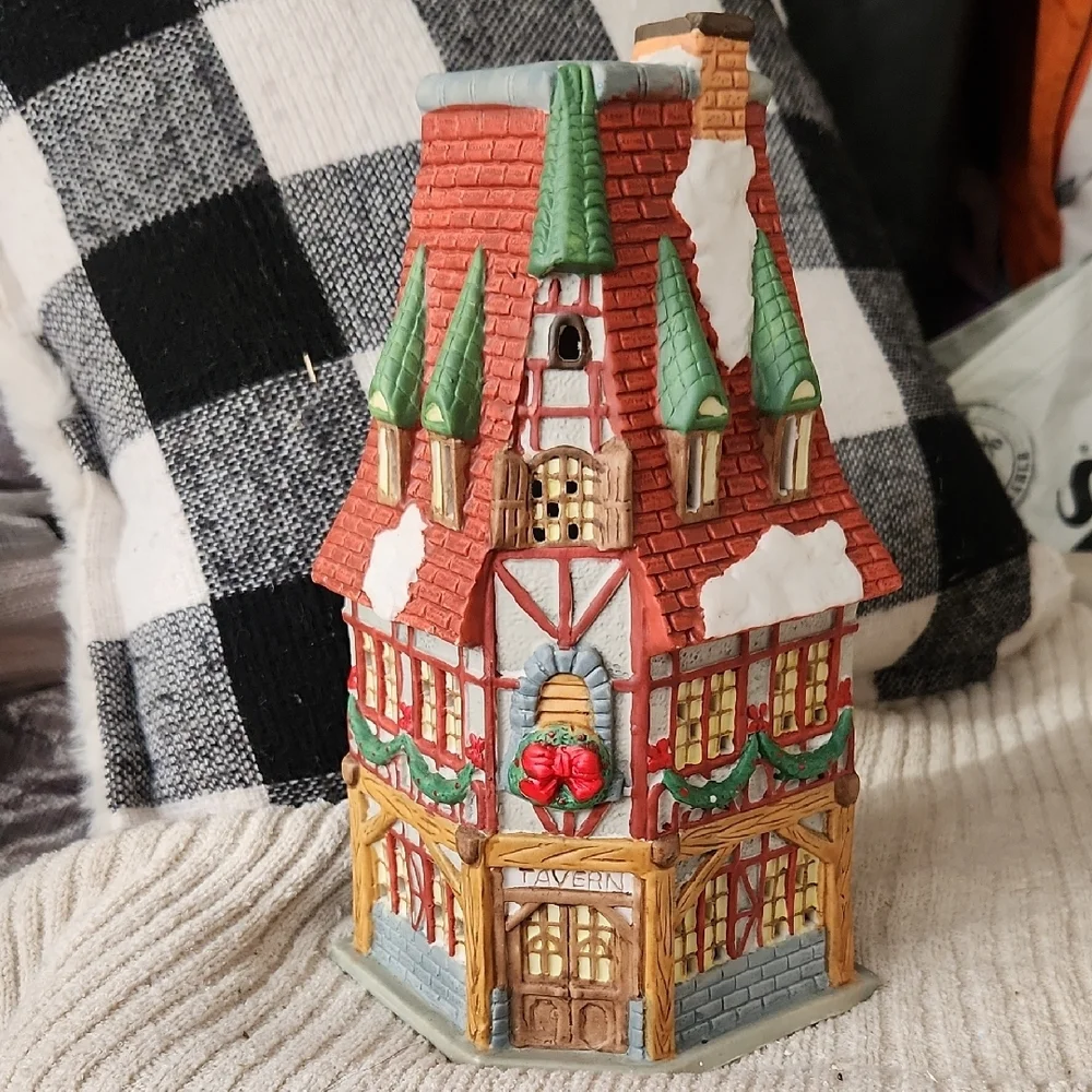 Dickens‎ Collectables Towne Series Tavern Lighted House